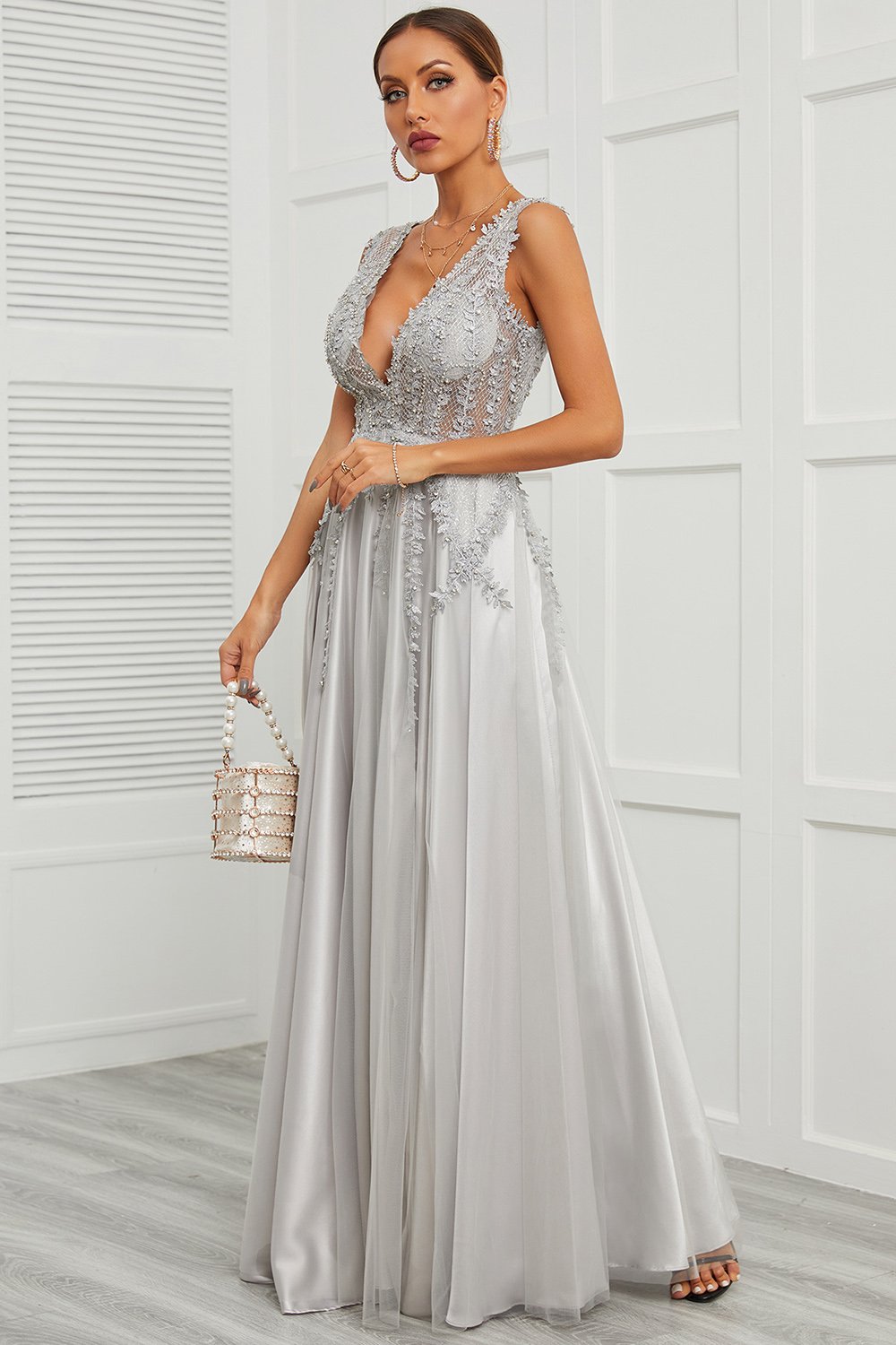 Robe de bal longue grise à décolleté en V profond et appliques