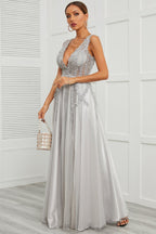 Robe de bal longue grise à décolleté en V profond et appliques
