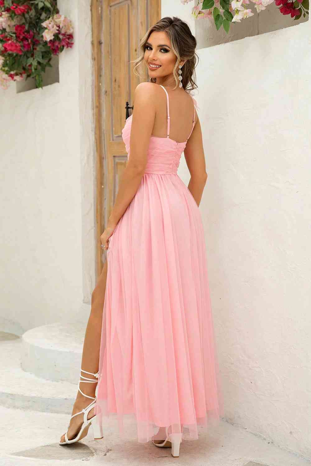 Robe asymétrique à fente froncée