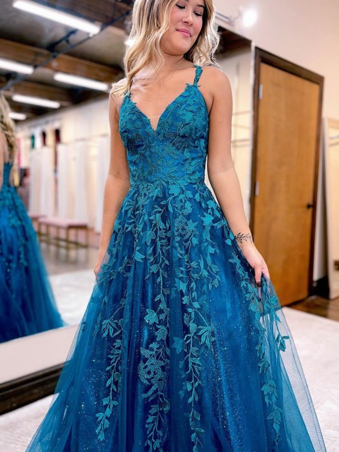Vestido de graduación de tul y encaje azul tinta con purpurina de línea A