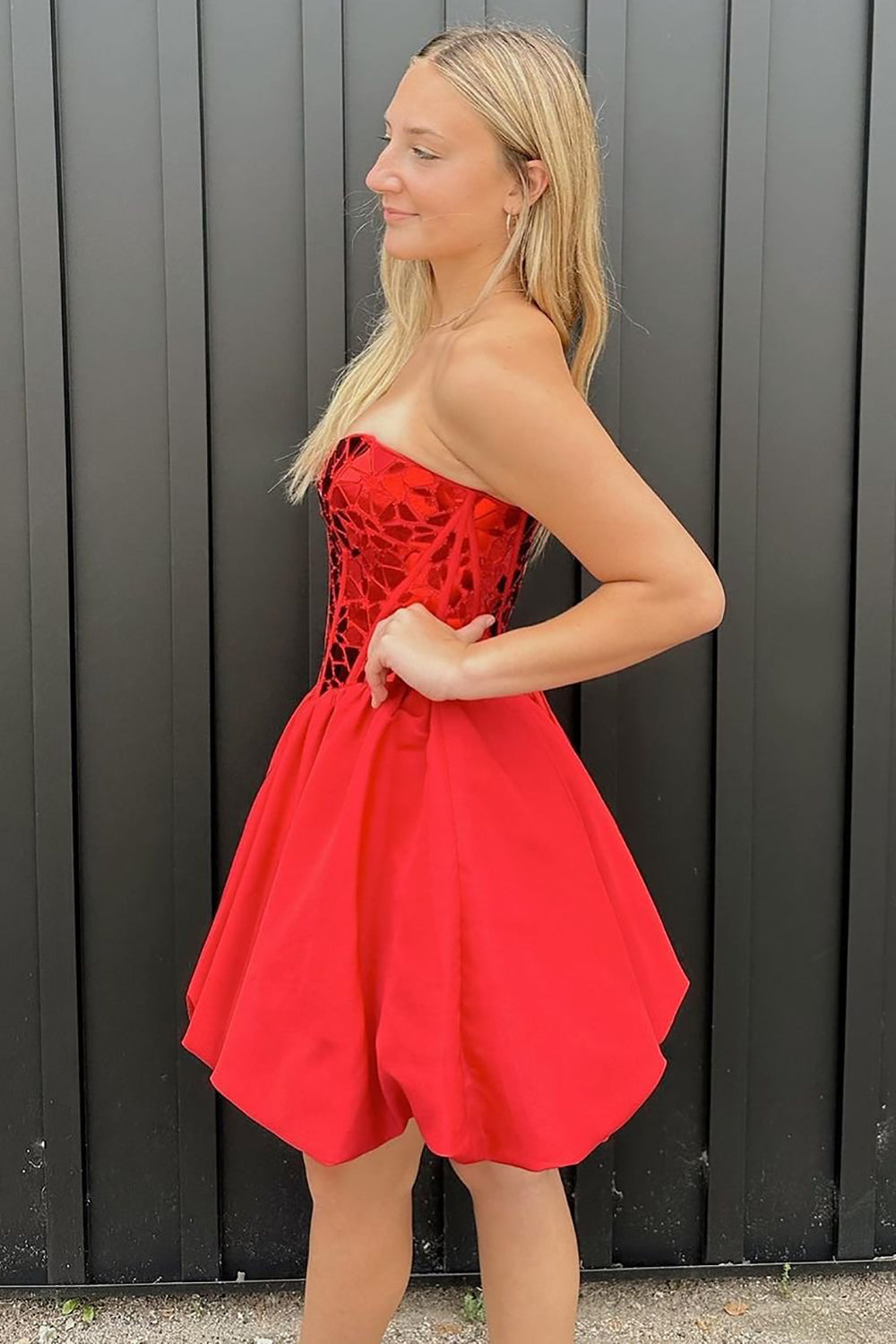 Robe de bal rouge élégante à bustier cœur et corset ornée de perles