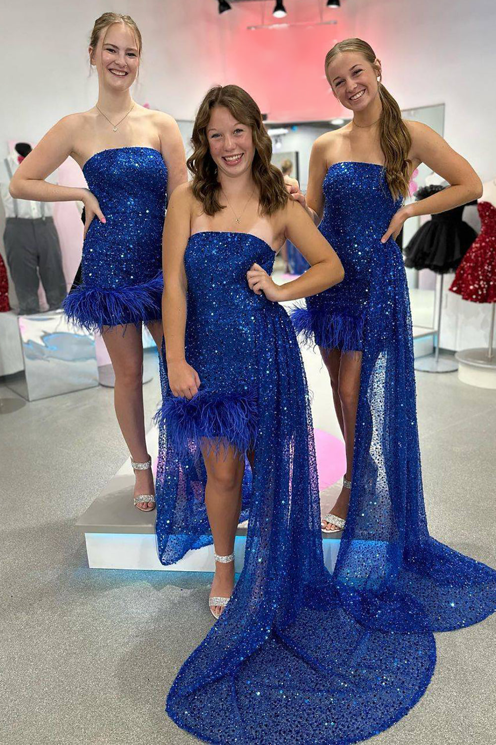 Vestido corto de fiesta de bienvenida azul real ajustado sin tirantes con lentejuelas y plumas, estilo "Brilla hasta el amanecer".