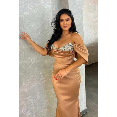 Robe de bal longue à col en V, épaules dénudées, perlée et traîne