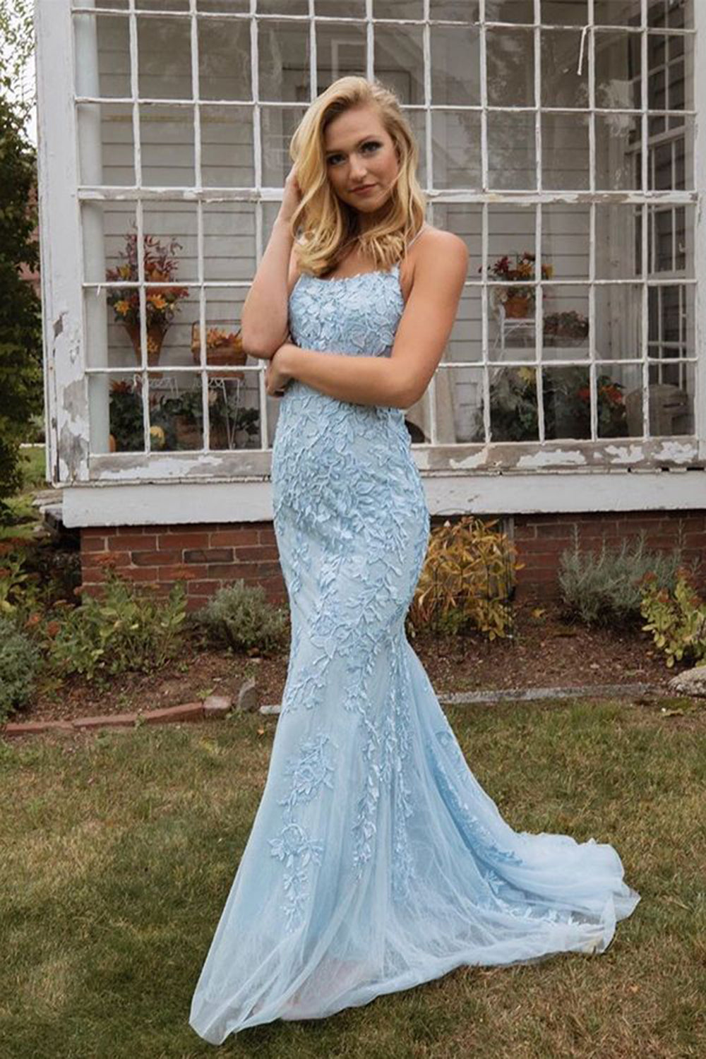 Robe de bal dos nu à fines bretelles
