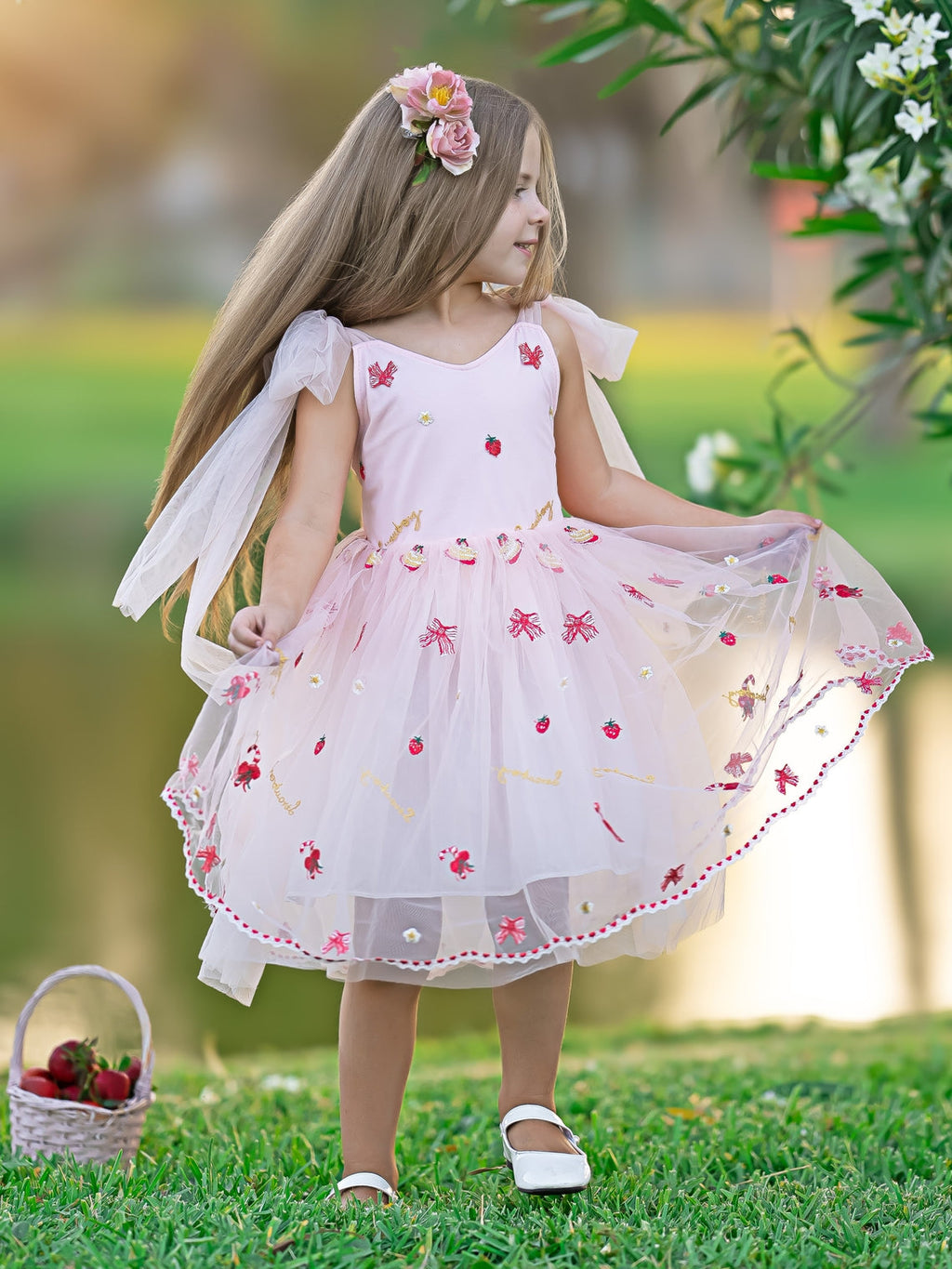 Vestido de niña de las flores de tul hasta la rodilla con bordado de fresas 