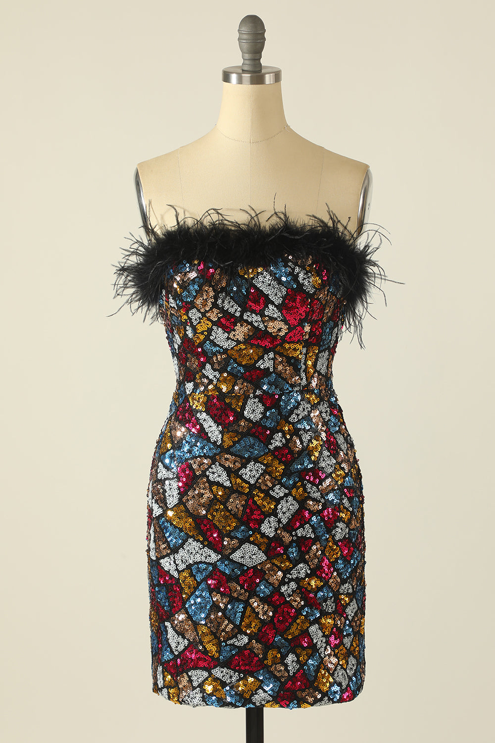 Vestido de cóctel sin tirantes y colorido con plumas