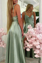 Vestido largo de fiesta verde claro con tirantes finos y corte en A con lentejuelas