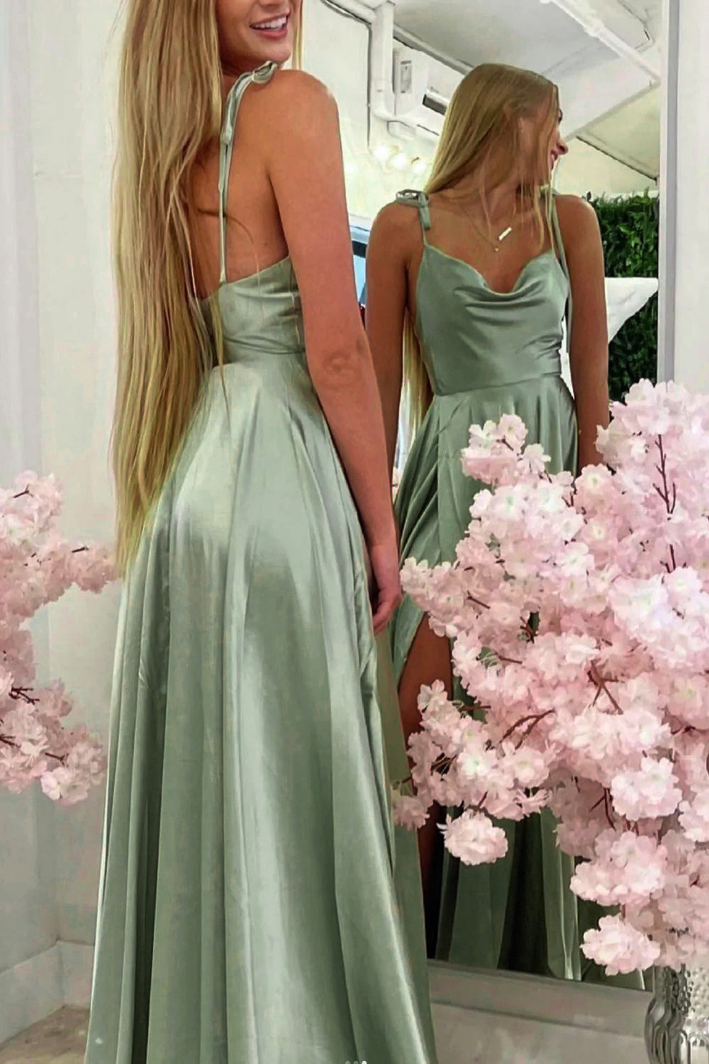Vestido largo de fiesta verde claro con tirantes finos y corte en A con lentejuelas