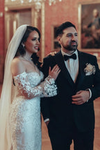 Exquisito vestido de novia largo de sirena con encaje, hombros descubiertos y mangas largas