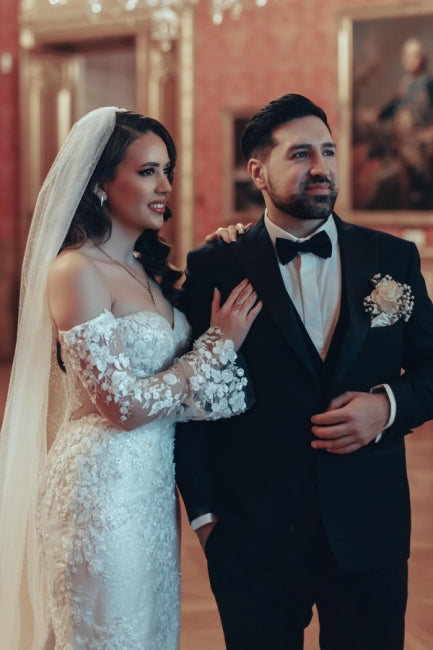 Exquisito vestido de novia largo de sirena con encaje, hombros descubiertos y mangas largas