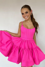 Lindo vestido corto rosa fucsia de tirantes finos con corte en A y espalda cruzada, ideal para fiestas de bienvenida.