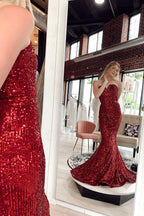 Robe de bal longue sirène bordeaux à sequins et décolleté cœur, avec traîne.