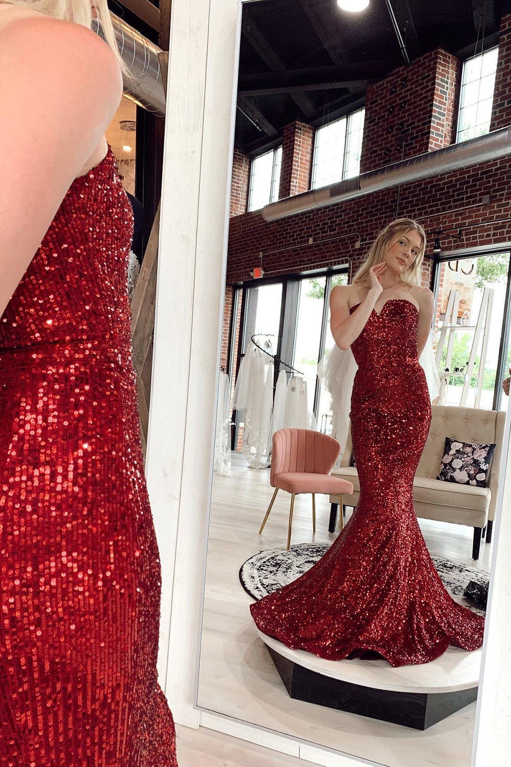 Robe de bal longue sirène bordeaux à sequins et décolleté cœur, avec traîne.