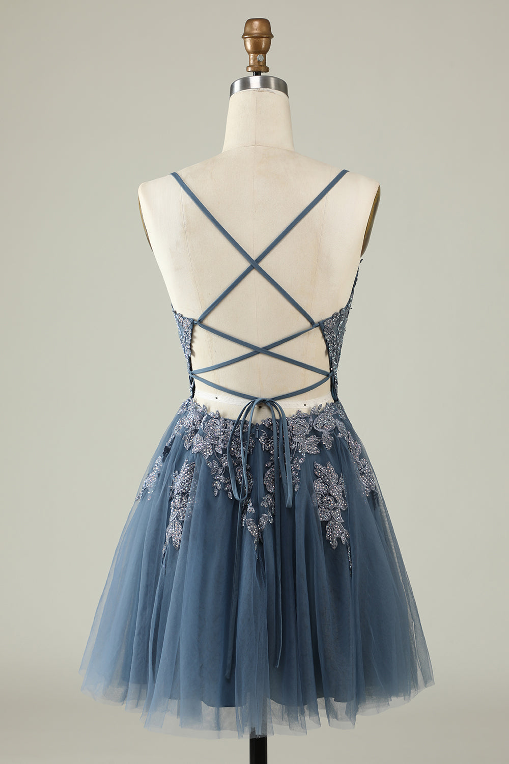 Vestido corto de tul con tirantes finos, corte en A y apliques, ideal para fiestas de bienvenida.
