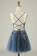 Vestido corto de tul con tirantes finos, corte en A y apliques, ideal para fiestas de bienvenida.