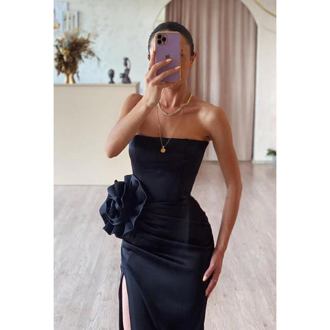 Vestido largo de noche de fiesta sin tirantes, sin mangas, con estampado floral y fruncido, de satén. 