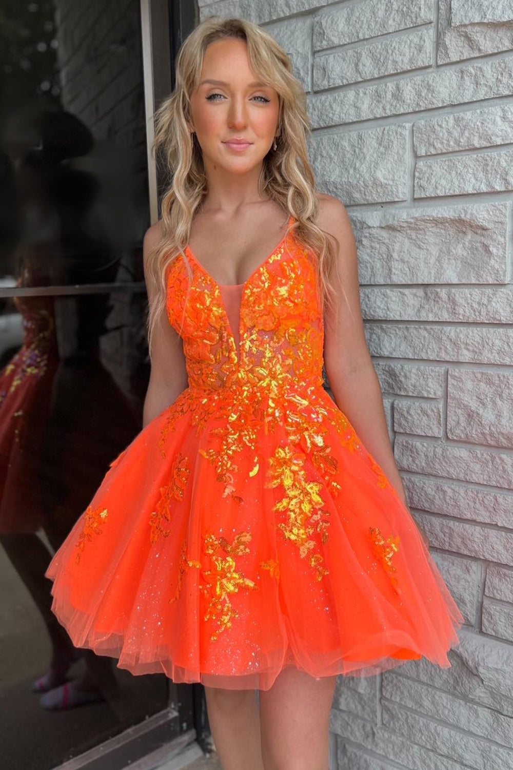 Robe de bal courte orange tendance, coupe trapèze, décolleté en V profond et appliques