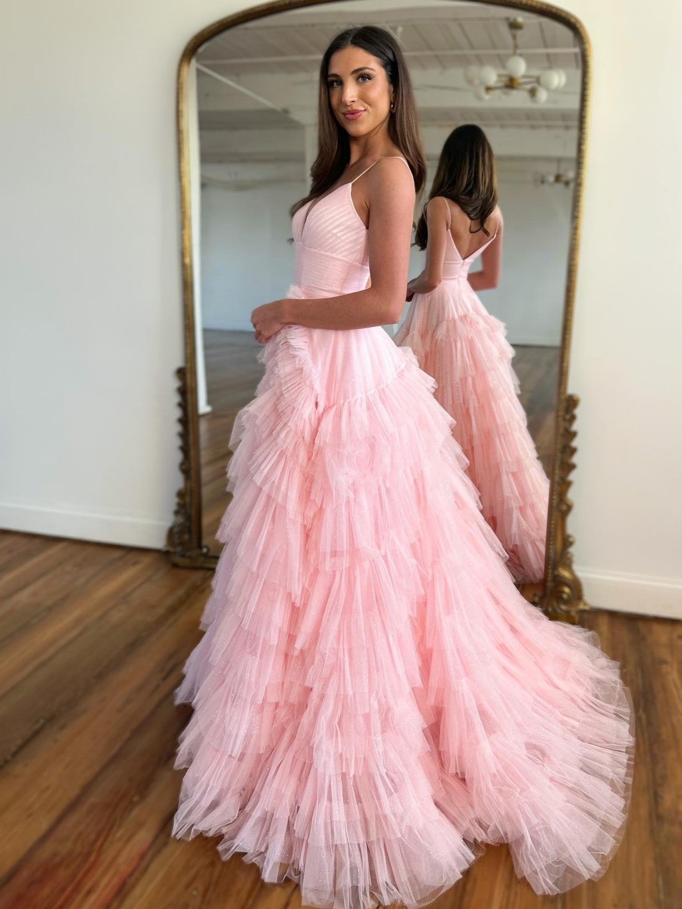 Vestido de graduación de tul escalonado con tirantes finos y corte en A 