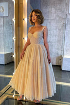Vestido de fiesta de tul con escote corazón, corte en A y lentejuelas, con tirantes