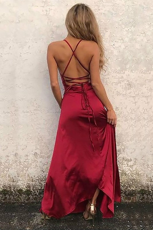 Vestido de graduación halter con tirantes finos sin espalda y atrevida abertura