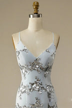 Robe de bal dos nu à fines bretelles ornée de perles