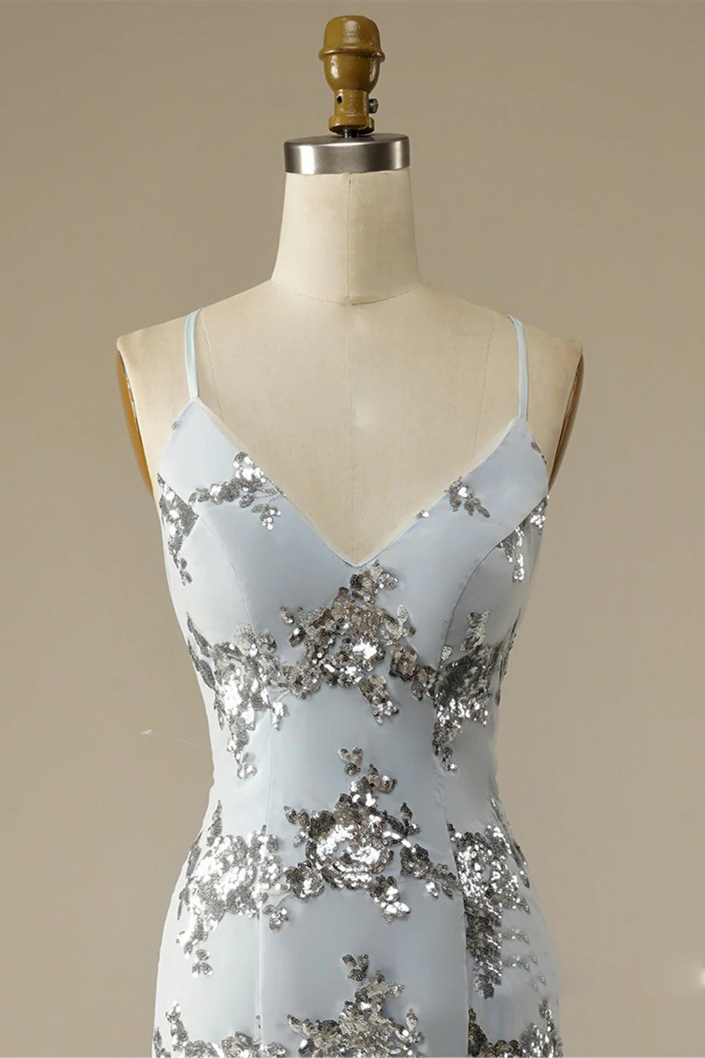 Robe de bal dos nu à fines bretelles ornée de perles
