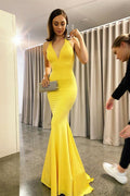 Robe de soirée sirène jaune longue à col en V et dos nu