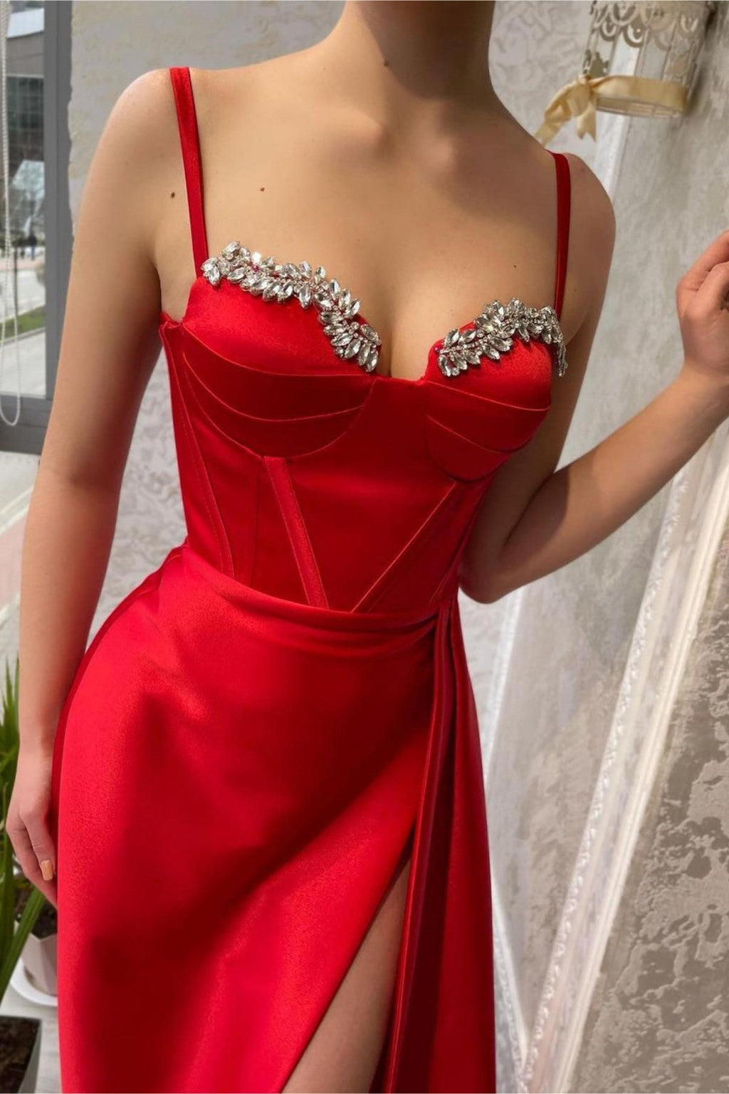 Robe de bal longue sirène rouge en satin à fines bretelles et fente haute
