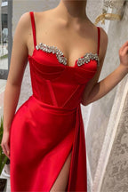 Robe de bal longue sirène rouge en satin à fines bretelles et fente haute
