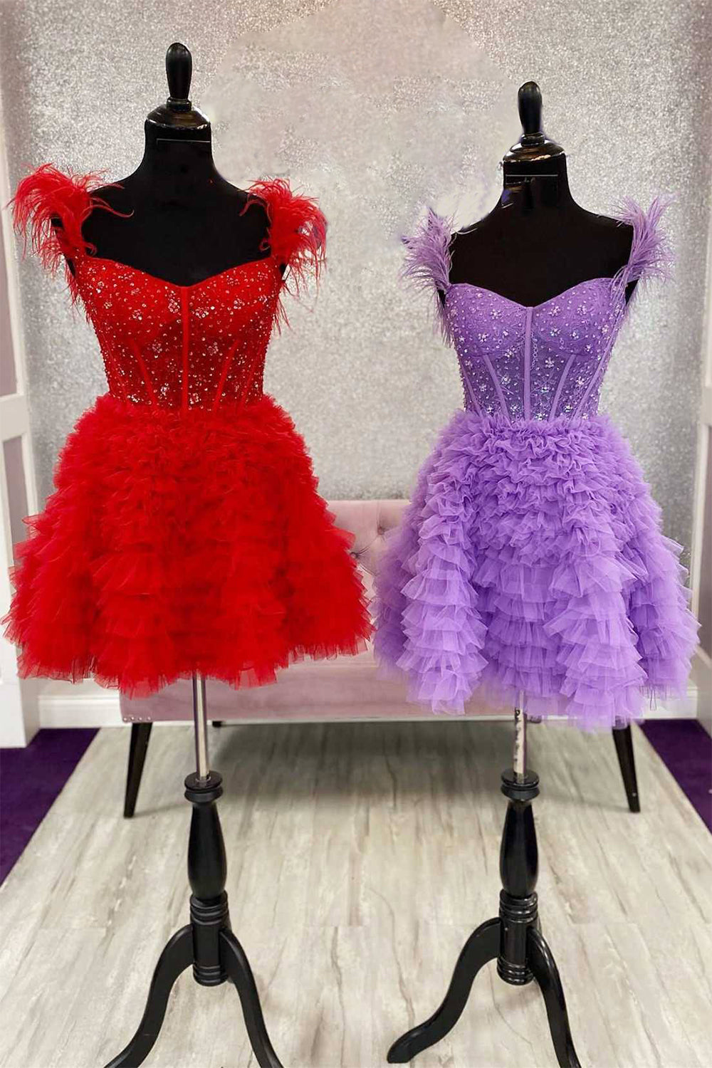 Elegante vestido corto de fiesta azul claro con escote en A y hombros descubiertos, con plumas.
