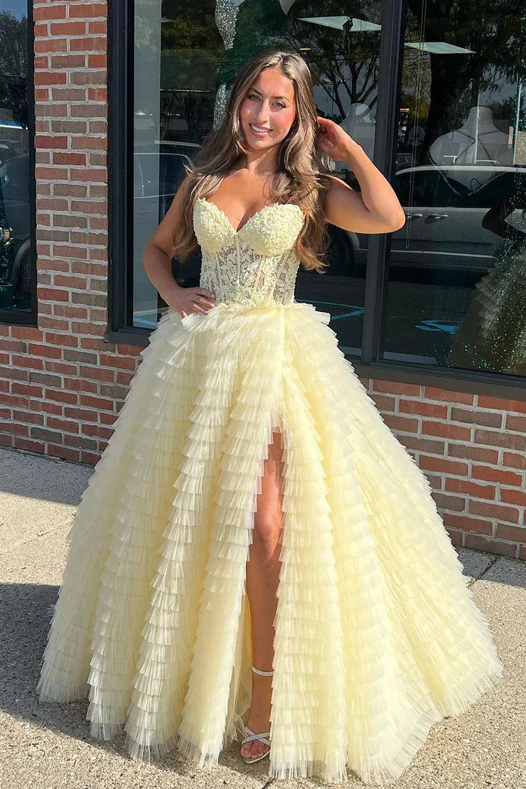 Precioso vestido de fiesta rosa de corte A con escote corazón y corsé, adornado con apliques.