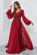 Robe de bal longue bordeaux ornée de perles et de dentelle