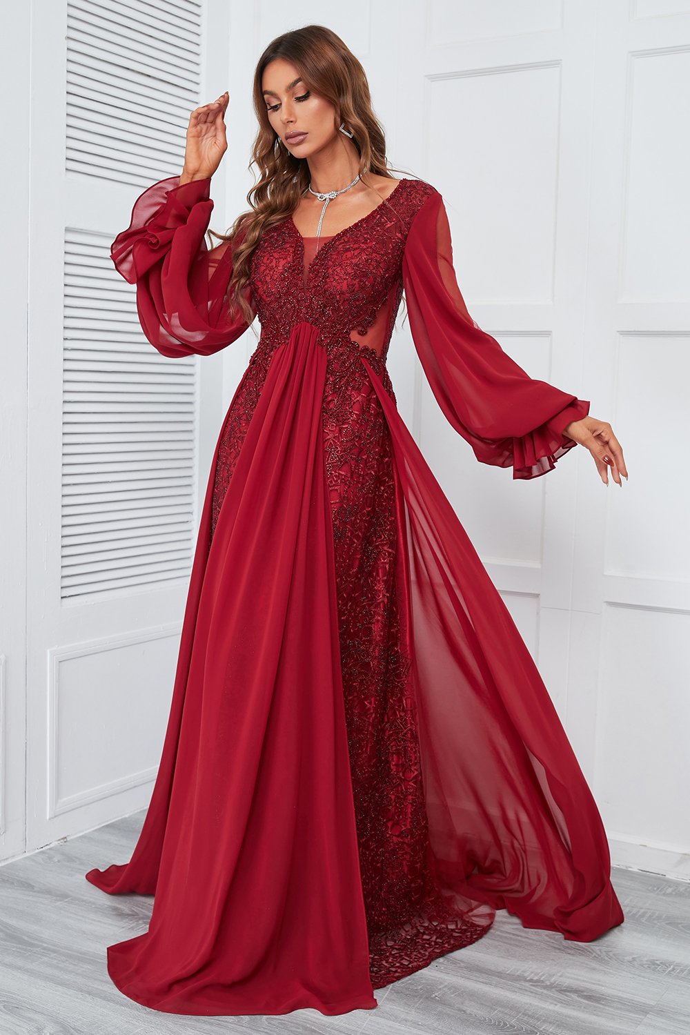 Robe de bal longue bordeaux ornée de perles et de dentelle