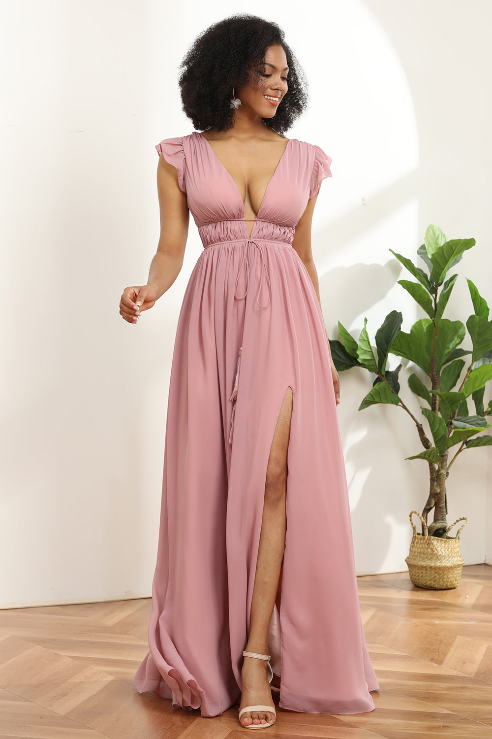 Vestido largo de gasa color rubor con escote en V para dama de honor