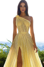 Vestido de fiesta amarillo de tul con corte en A, un solo hombro, abertura frontal y lentejuelas.