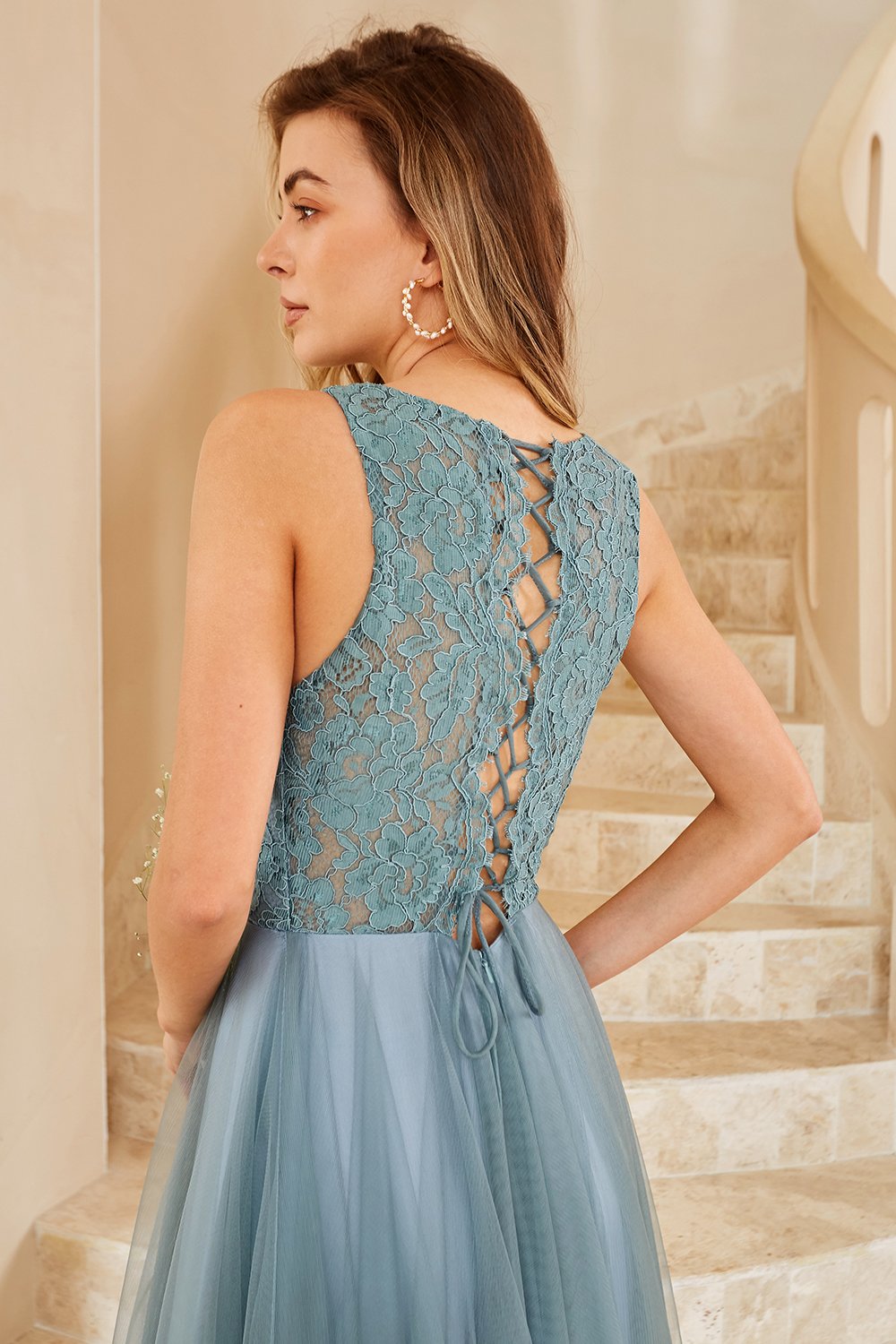 Vestido de dama de honor de tul azul grisáceo con encaje