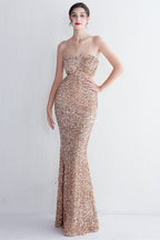 Robe de bal longue sirène noire à sequins et décolleté en V, avec découpe en forme de goutte d'eau.