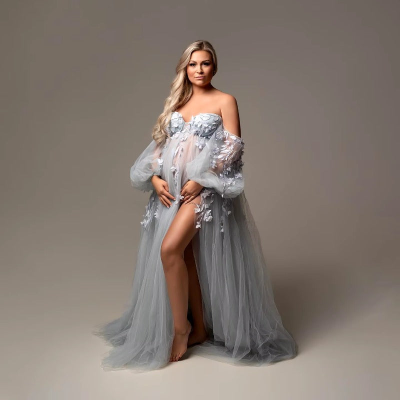 Elegante vestido de maternidad de tul con apliques, mangas abullonadas, abertura lateral y escote corazón. Ideal para sesión de fotos o baby shower. Confección a medida.