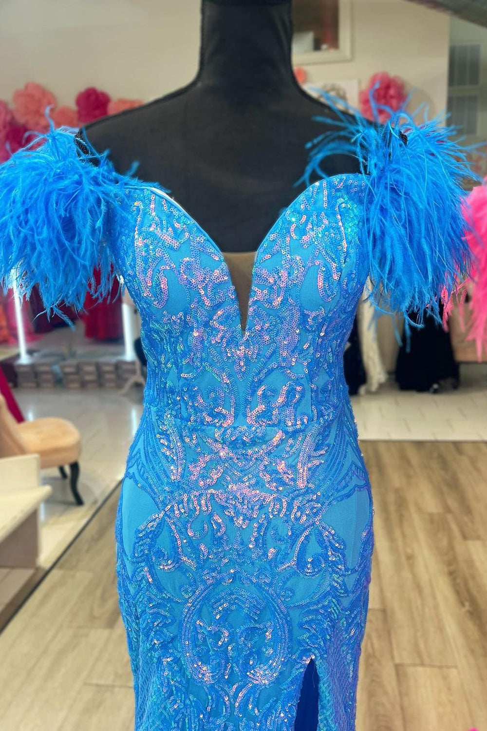 Robe de bal longue sirène rose fuchsia/bleu à épaules dénudées et paillettes, ornée de plumes.