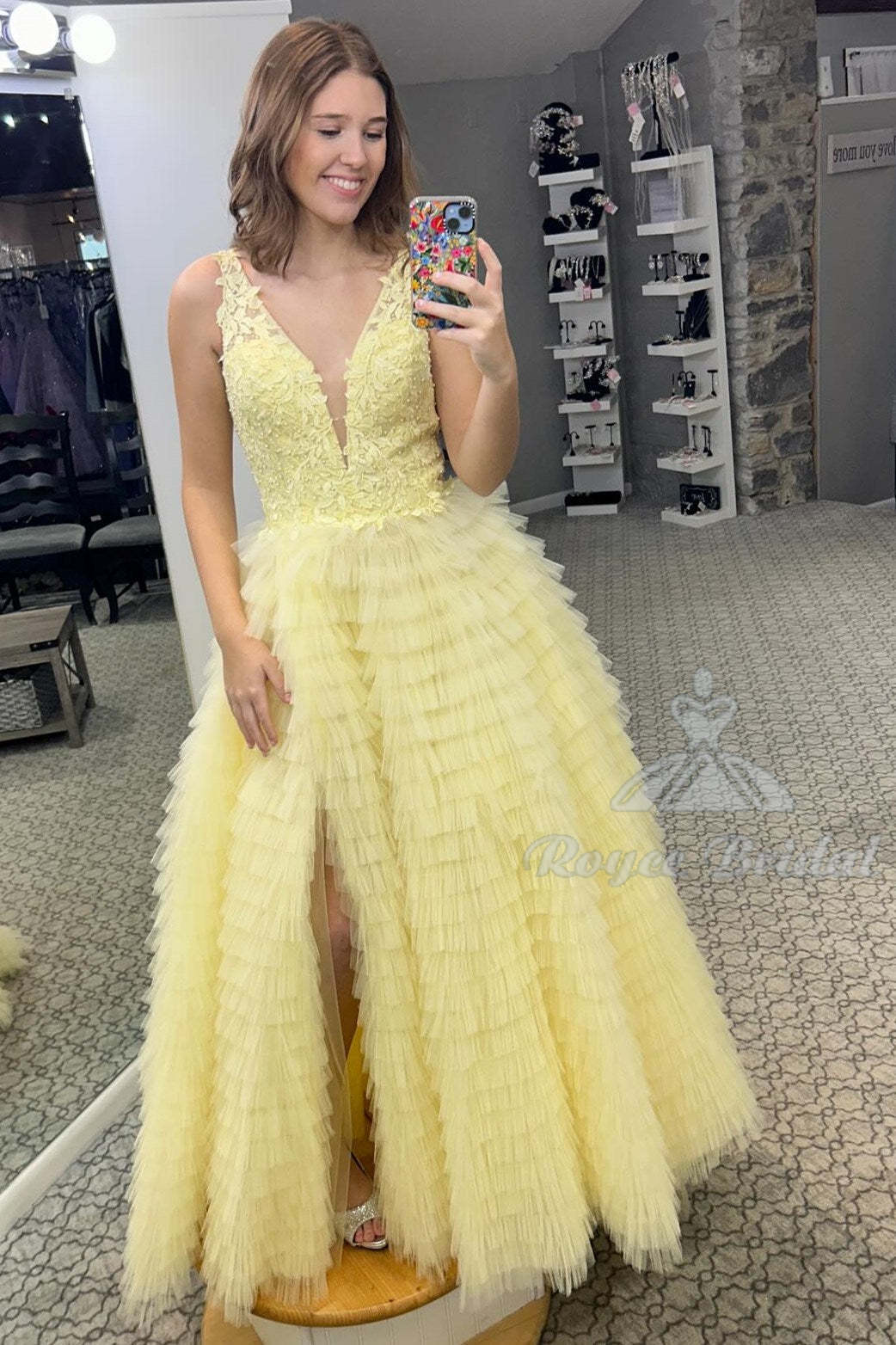 Robe de bal longue à volants et décolleté plongeant en V, fendue.