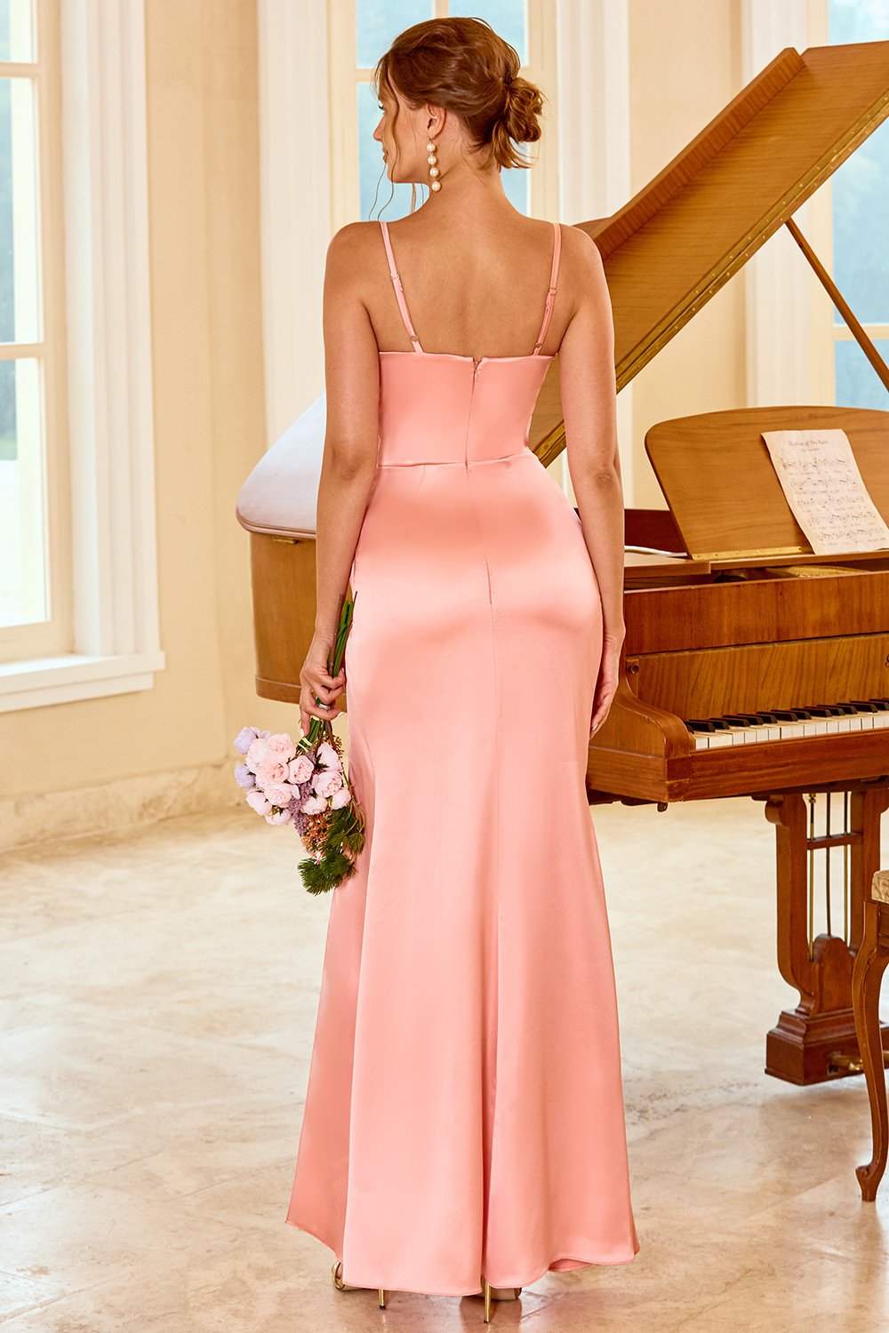 Vestido largo de dama de honor color melocotón con abertura