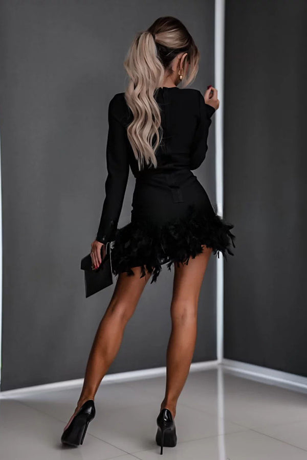 Faites votre entrée avec cette mini-robe de soirée asymétrique à manches longues et plumes. 