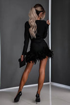 Faites votre entrée avec cette mini-robe de soirée asymétrique à manches longues et plumes. 