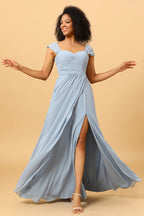 Vestido de dama de honor azul de gasa con hombros descubiertos y abertura