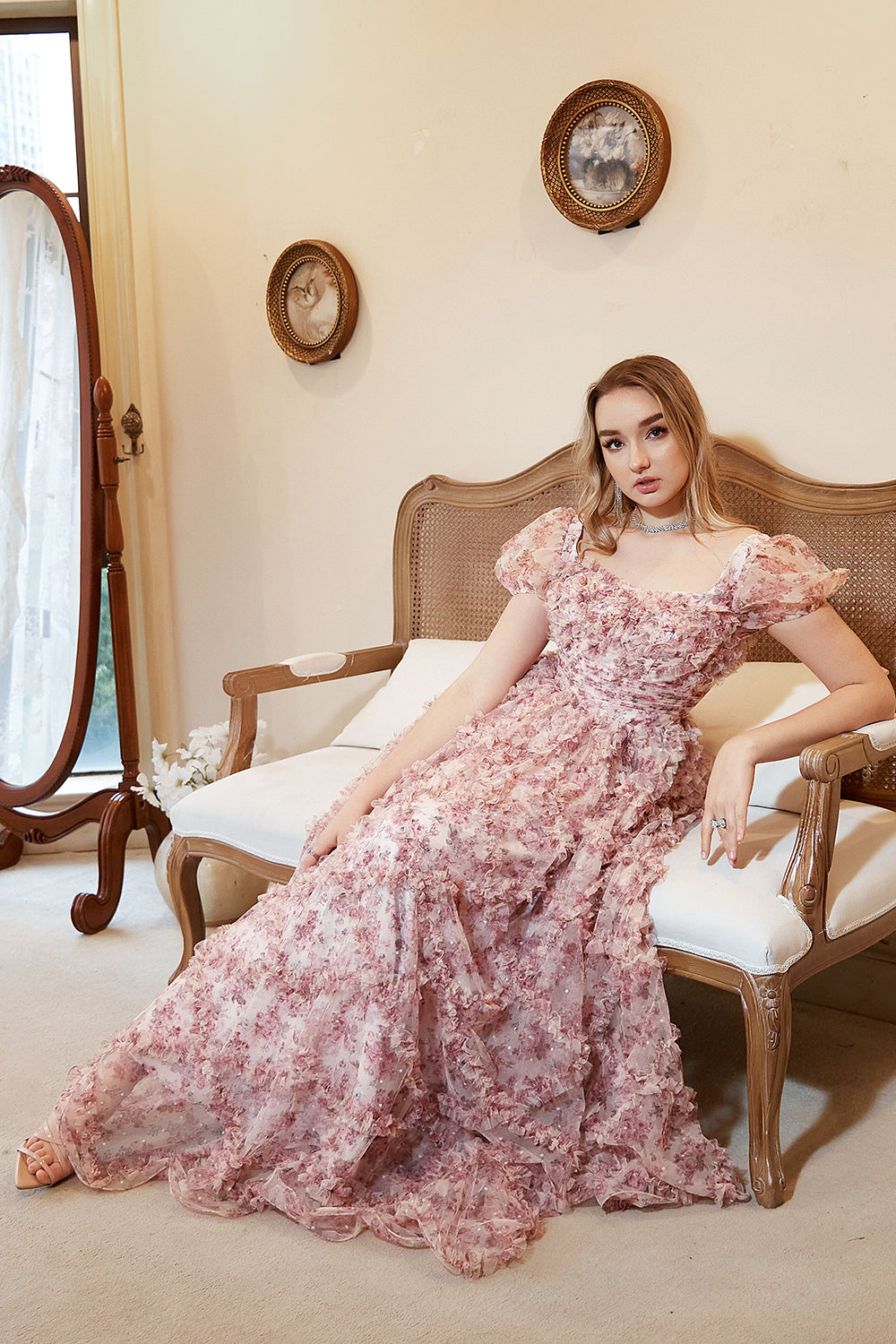Vestido de fiesta de talla grande, corte línea, escote corazón, color marfil, con flores rojas
