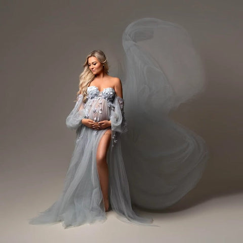 Elegante vestido de maternidad de tul con apliques, mangas abullonadas, abertura lateral y escote corazón. Ideal para sesión de fotos o baby shower. Confección a medida.