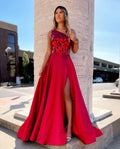 Robe de bal longue asymétrique à sequins avec fente, coupe trapèze et épaule dénudée.