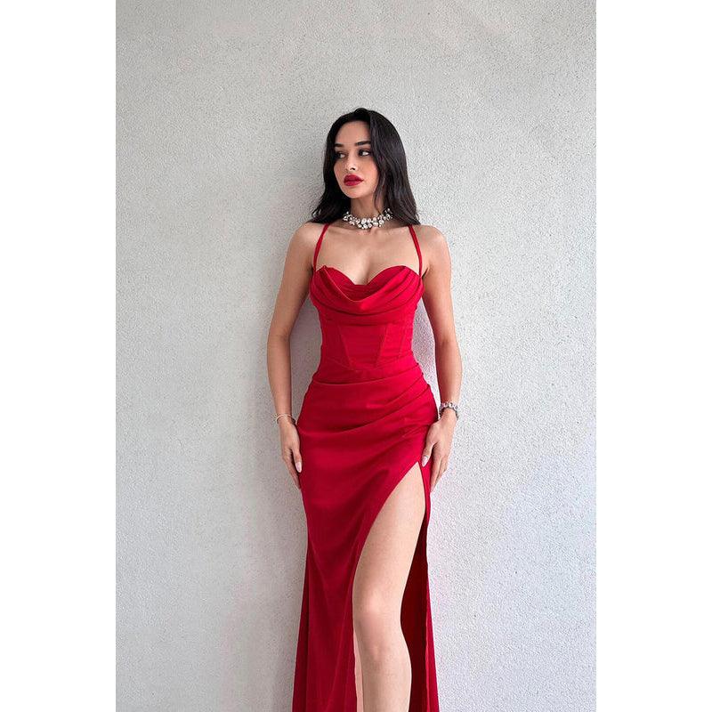 Robe de soirée longue en satin froncé, coupe fourreau/colonne, décolleté en cœur