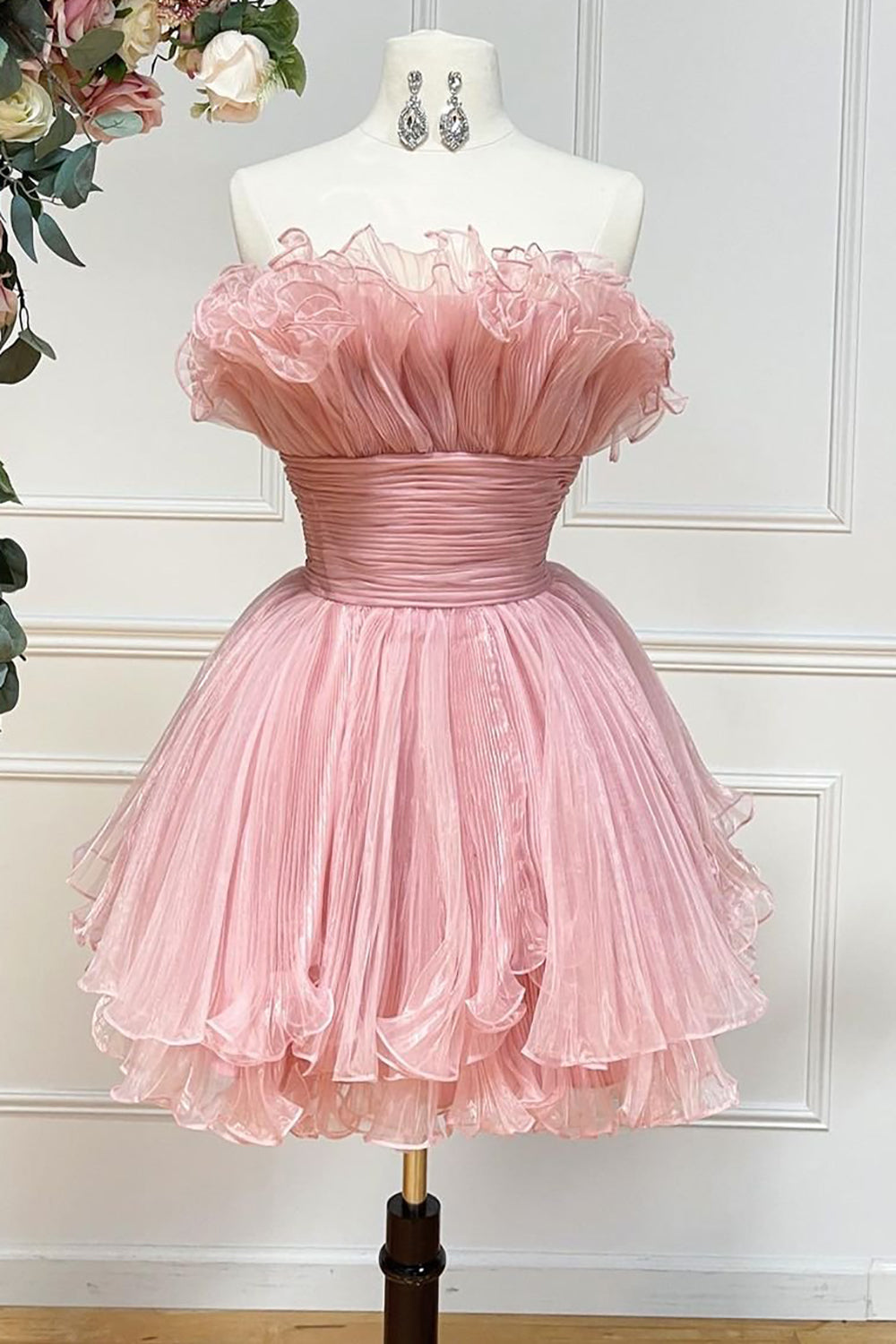 Lindo vestido corto azul de corte A sin tirantes para baile de bienvenida con volantes