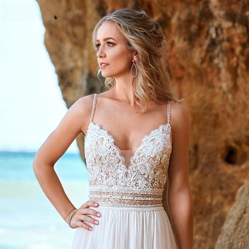 Robe de mariée bohème simple en mousseline dos nu et col en V, ornée de dentelle et sans manches, idéale pour la plage. 